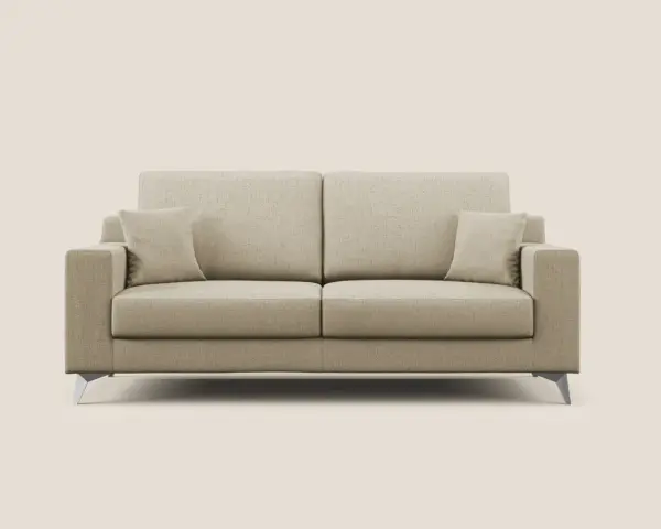 Divano beige a due posti con cuscini, perfetto per chi cerca consigli su come pulire il divano e mantenerlo sempre al meglio.
