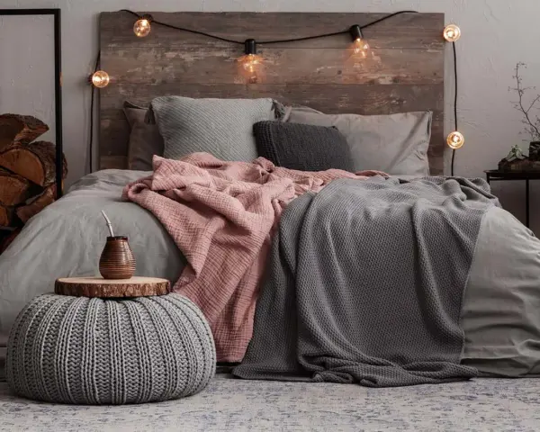 Camera da letto accogliente con tessuti tortora e grigi. Abbinamenti tortora colori pareti camera da letto per un'atmosfera rilassante.