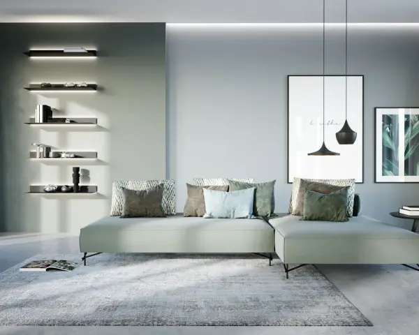 Soggiorno di una casa moderna con divano angolare, quadri e mensole illuminate.
