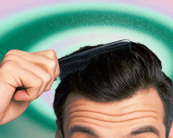 Uomo pettina i capelli scuri, scoprendo come togliere la forfora in 5 minuti con un pettine nero su sfondo verde sfumato.