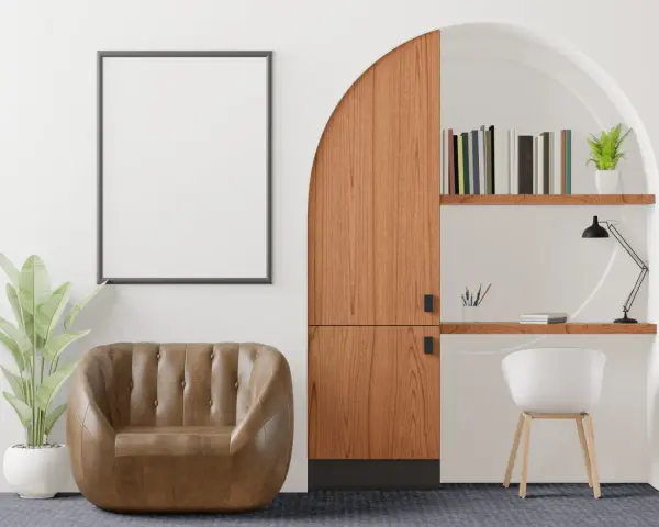 Accogliente nicchia nel muro salotto con poltrona in pelle, scrivania e libreria.