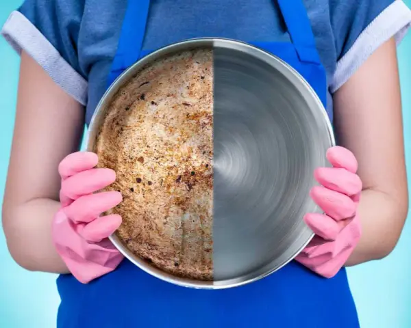 Una padella divisa a metà: da un lato incrostata, dall'altro pulita e lucente. Scopri come far brillare l'acciaio!