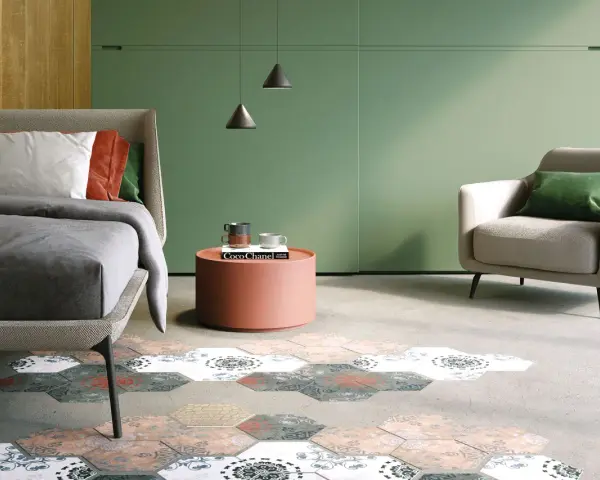 Camera da letto con pareti verde foresta, letto comodo, poltrona e un tappeto esagonale decorato.