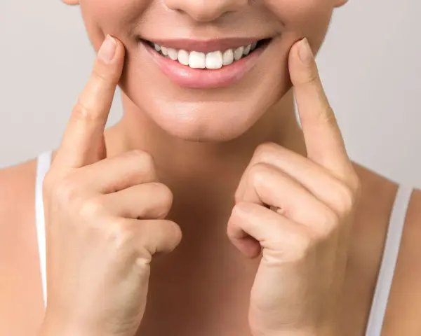 Sorriso smagliante con denti bianchi, un dettaglio che fa pensare allo sbiancamento denti pro e contro.