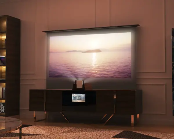 Mobile nascondi TV con proiettore integrato, schermo su cui scorre un tramonto sul mare, libreria e mobile decorato.