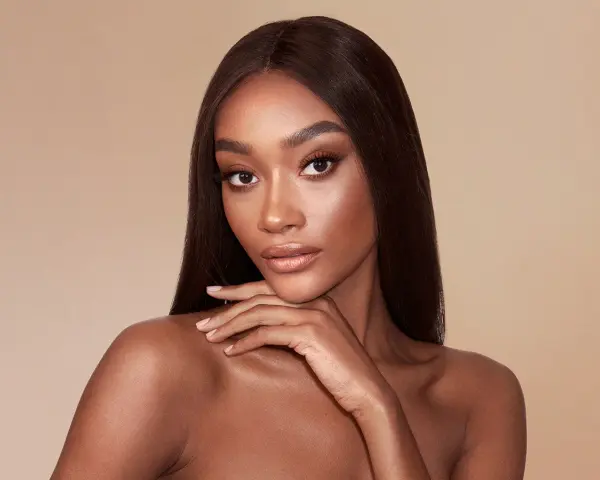 Viso radioso con un tocco di bronzer applicato strategicamente per scolpire gli zigomi e la mascella.
