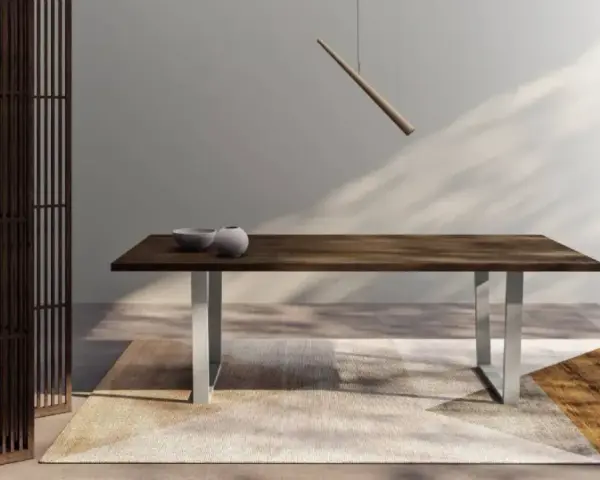 Tavolo da pranzo in legno scuro con gambe metalliche, due ciotole decorative e un divisorio in legno. L'altezza del tavolo da pranzo è perfetta per cene eleganti.