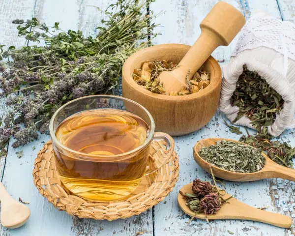 Tè alle erbe e ingredienti naturali per aiutarti a diminuire il flusso del ciclo in modo naturale.