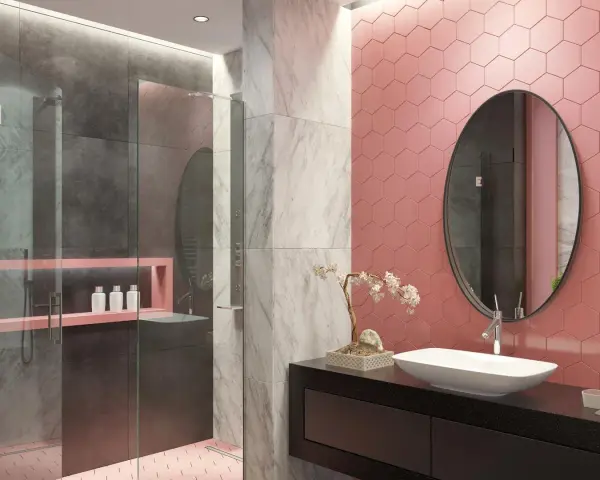 Bagno moderno con pareti rosa a nido d'ape, doccia grigia e marmo. Idee bagno rosa per un tocco di colore.