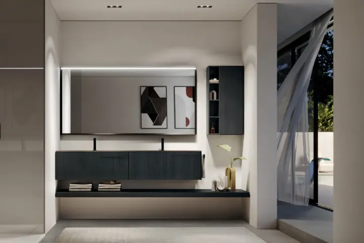Elegante bagno moderno con mobile sospeso scuro, specchio illuminato e vista su un giardino esterno.