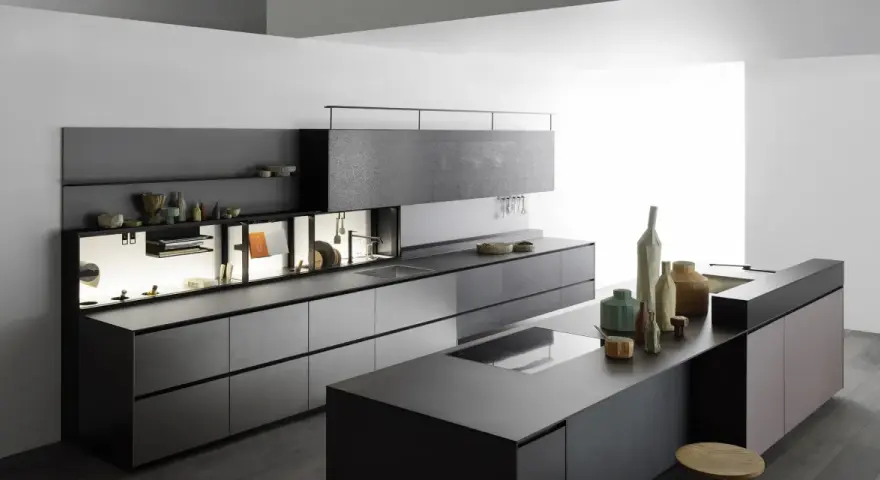 Cucina moderna con isola centrale, pensili a scomparsa e finiture in pietra. Un esempio di come progettare una cucina funzionale ed elegante.