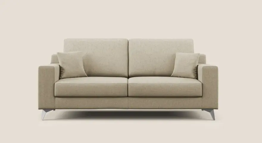 Divano beige a due posti con cuscini, perfetto per chi cerca consigli su come pulire il divano e mantenerlo sempre al meglio.