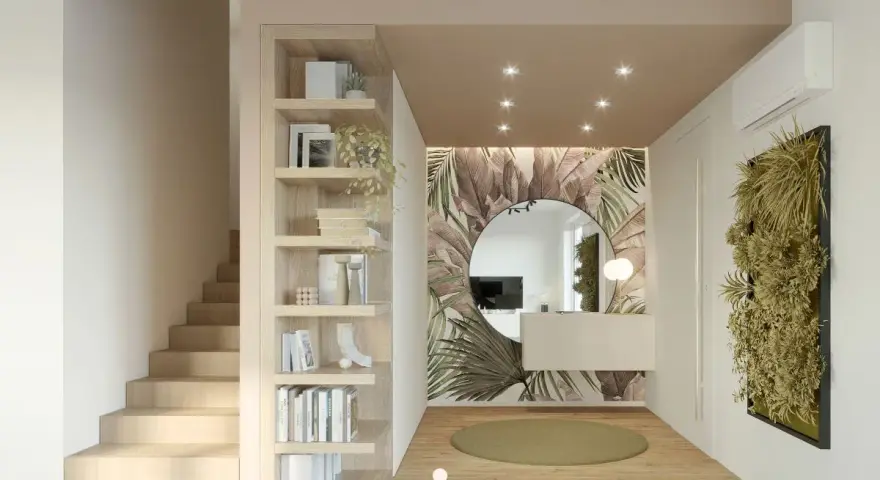 Ingresso moderno con libreria a giorno, carta da parati tropicale, specchio rotondo e verde verticale. Ottime idee ingresso casa.