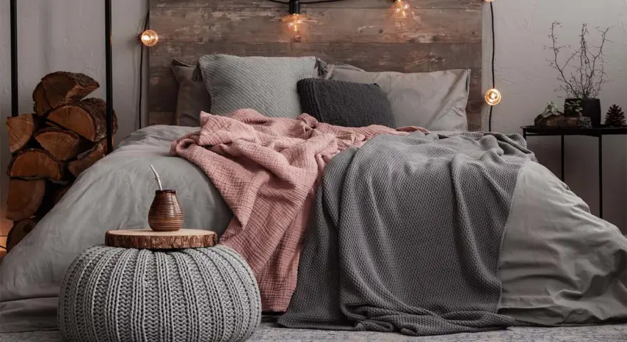 Camera da letto accogliente con tessuti tortora e grigi. Abbinamenti tortora colori pareti camera da letto per un'atmosfera rilassante.