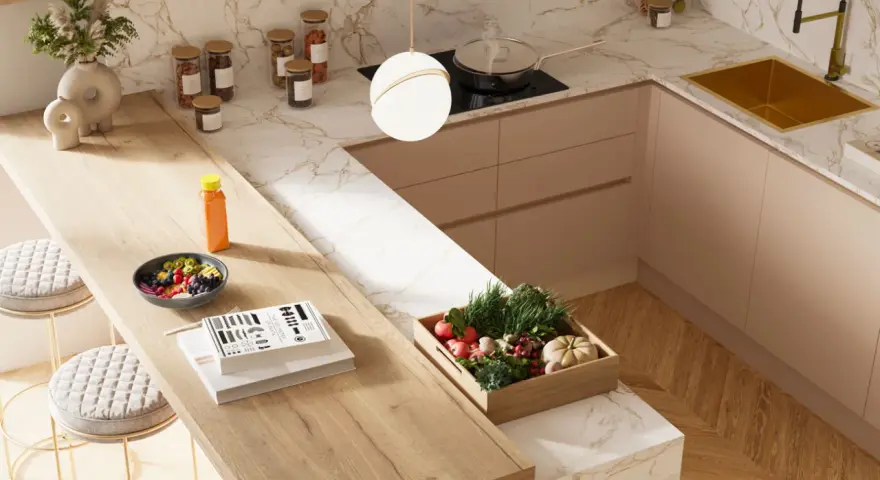 Top cucina laminato: pro e contro. Un piano di lavoro in laminato effetto legno, con ciotola di frutta, libri e sgabelli, in una cucina moderna.