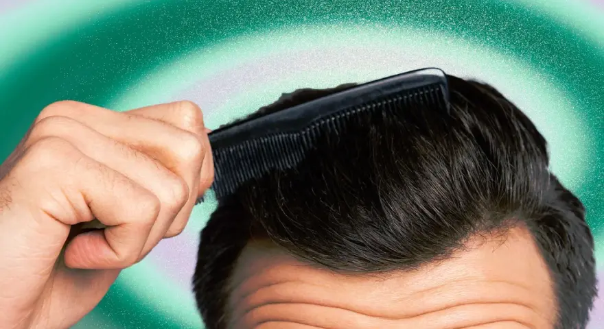 Uomo pettina i capelli scuri, scoprendo come togliere la forfora in 5 minuti con un pettine nero su sfondo verde sfumato.