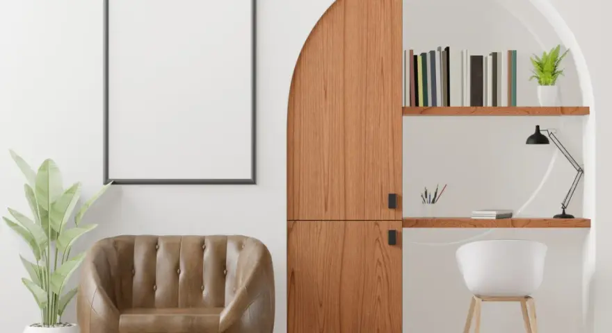 Accogliente nicchia nel muro salotto con poltrona in pelle, scrivania e libreria.