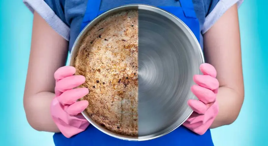 Una padella divisa a metà: da un lato incrostata, dall'altro pulita e lucente. Scopri come far brillare l'acciaio!