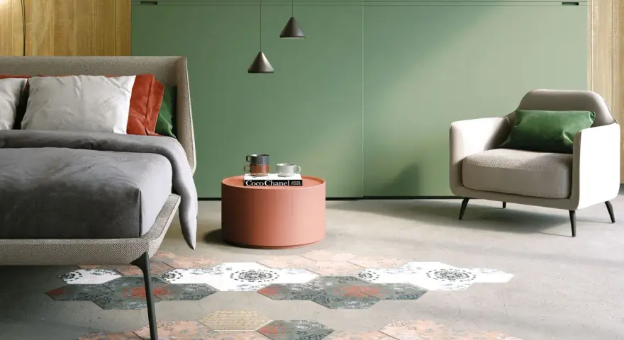 Camera da letto con pareti verde foresta, letto comodo, poltrona e un tappeto esagonale decorato.