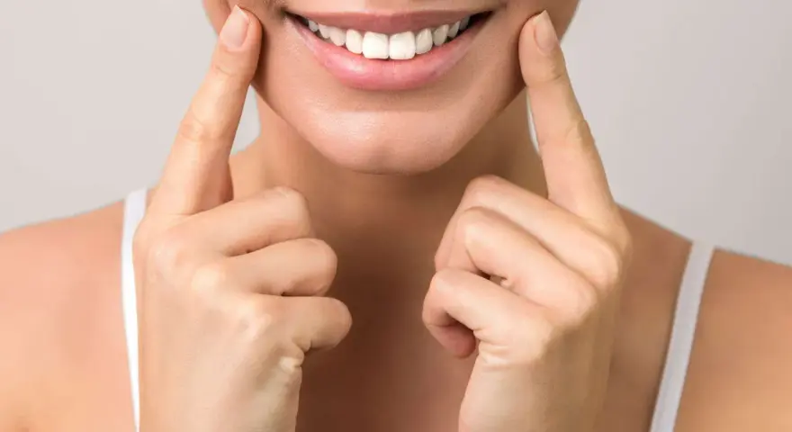 Sorriso smagliante con denti bianchi, un dettaglio che fa pensare allo sbiancamento denti pro e contro.