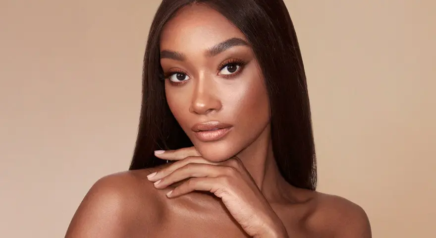 Viso radioso con un tocco di bronzer applicato strategicamente per scolpire gli zigomi e la mascella.