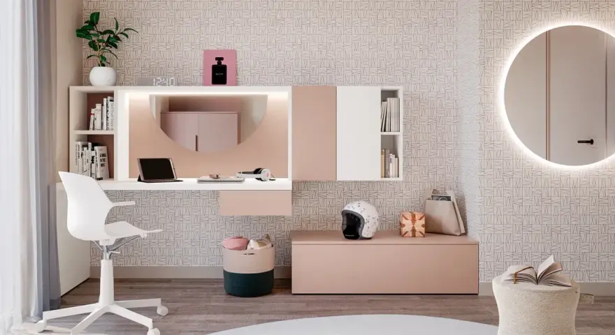 Un moderno angolo trucco in camera da letto con scrivania, specchio rotondo illuminato e accessori.
