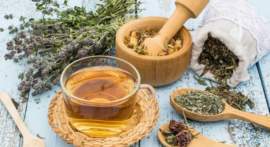 Tè alle erbe e ingredienti naturali per aiutarti a diminuire il flusso del ciclo in modo naturale.