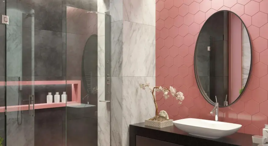 Bagno moderno con pareti rosa a nido d'ape, doccia grigia e marmo. Idee bagno rosa per un tocco di colore.
