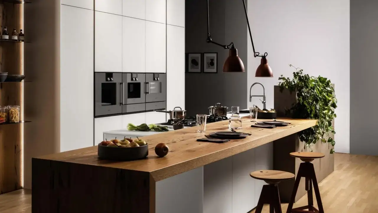Ispirazione per come progettare una cucina moderna: isola in legno massello, elettrodomestici a scomparsa e illuminazione di design.