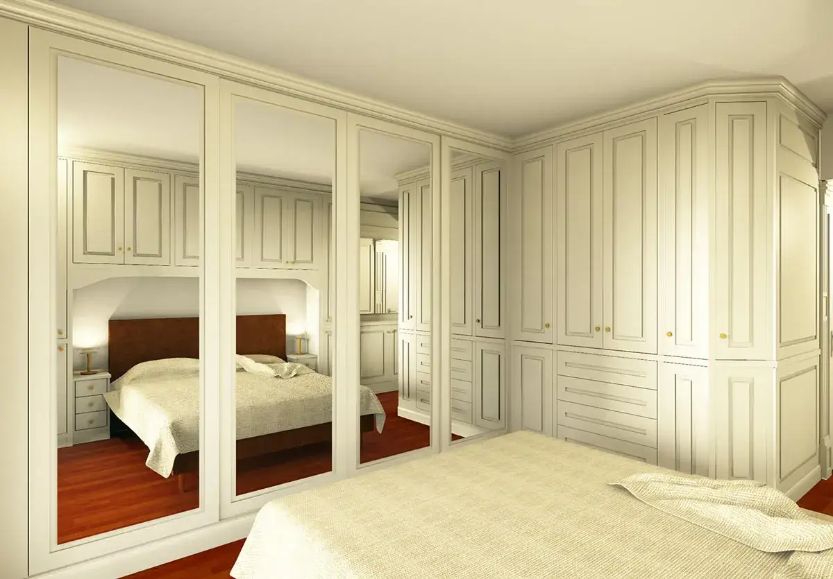 Ampia stanza con letto e specchi che riflettono armadi chiusi, creando un senso di spazio e ordine.