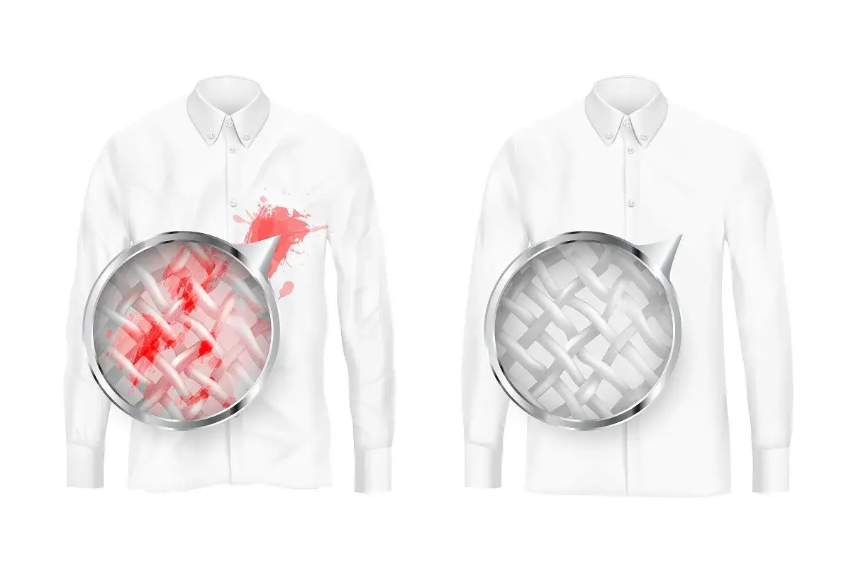 Camicia bianca con macchie di vino rosso visibili sotto ingrandimento. Accanto, la stessa camicia pulita, con tessuto immacolato.
