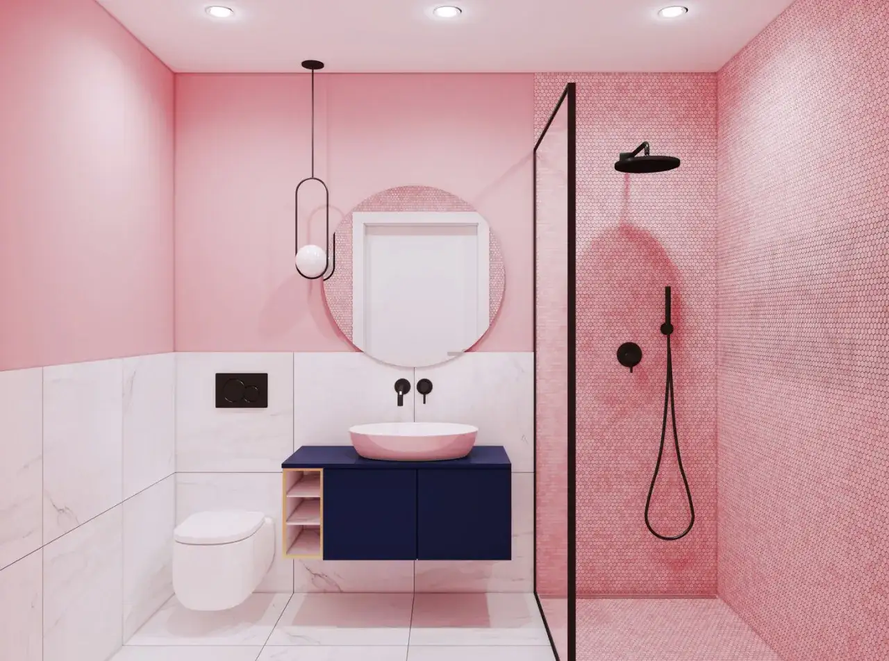 Bagno moderno con pareti rosa e doccia con mosaico rosa. Un lavabo rosa su mobile blu scuro e WC sospeso completano queste idee bagno rosa.