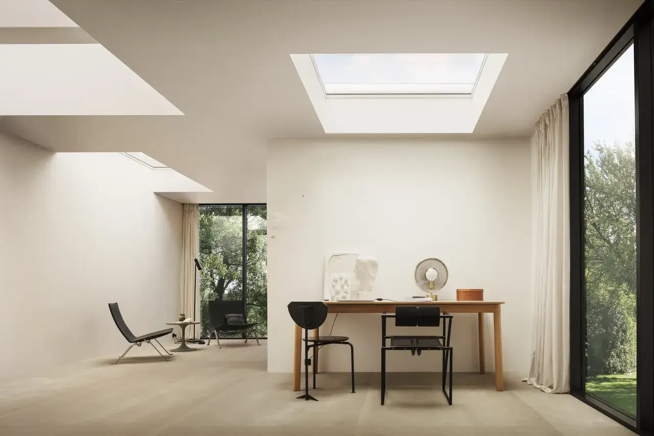 Luminoso mansarda studio con scrivania, sedie, poltrone e lucernari. Ideale per lavorare in tranquillità.