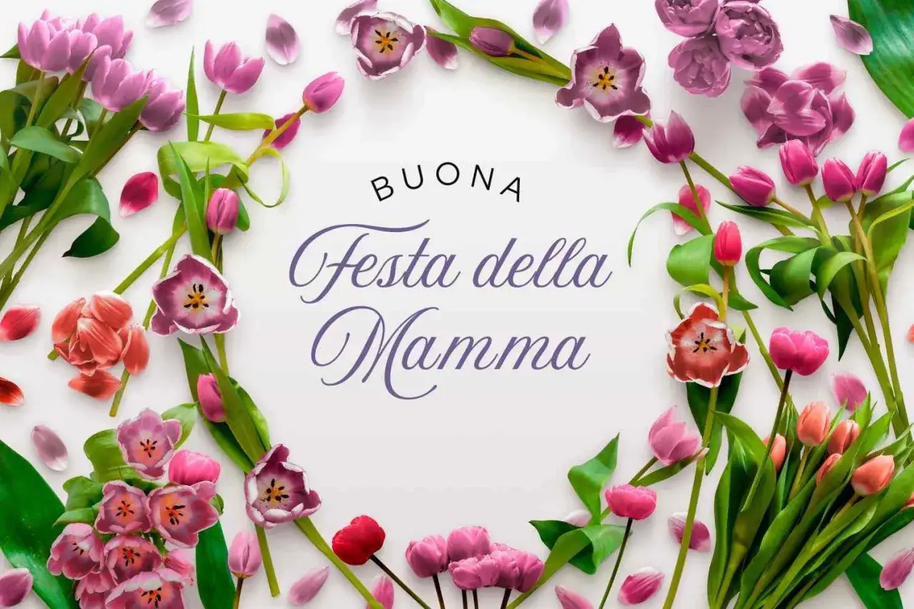 Un bouquet di tulipani rosa e rossi circonda la scritta 