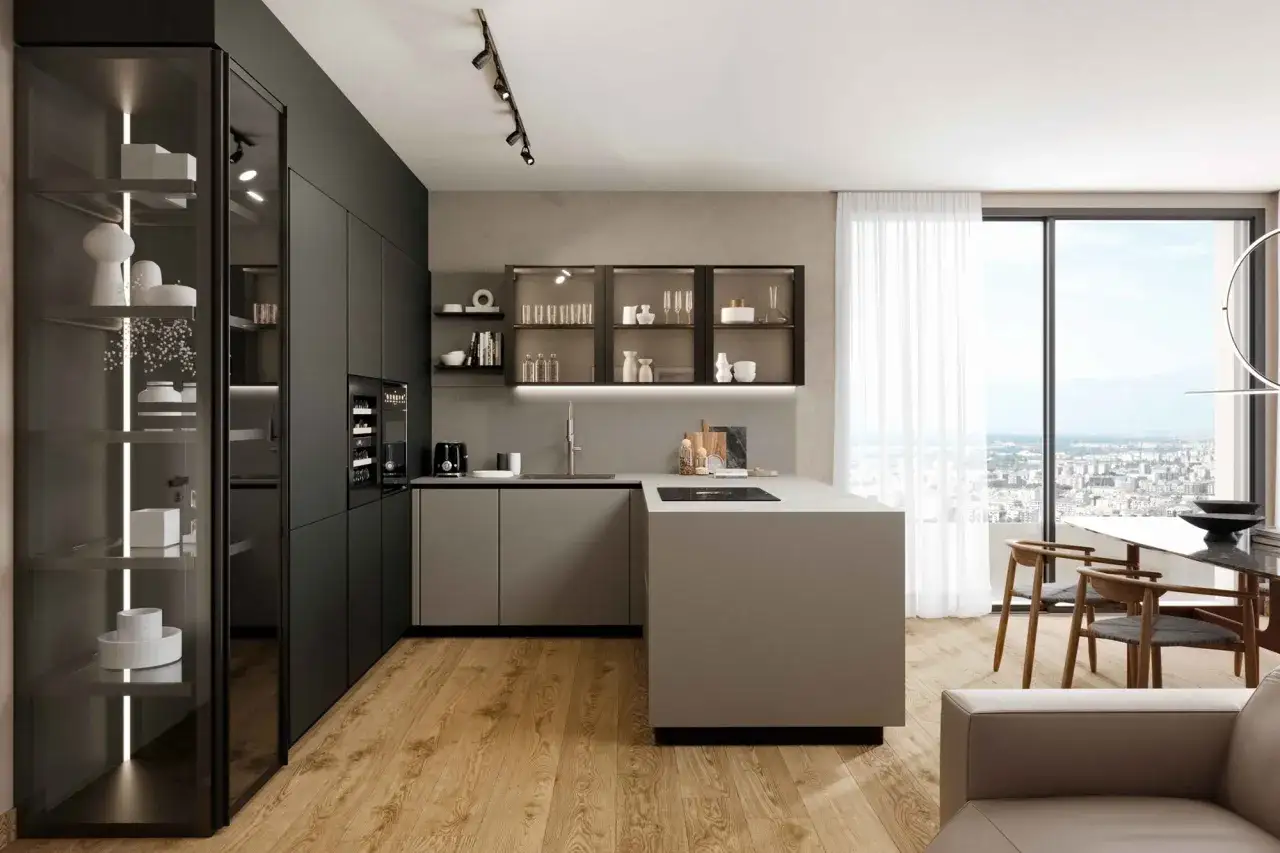Cucina moderna con isola centrale, pensili in vetro e armadi a muro. Un modo originale per arredare la cucina, con un tocco di design.