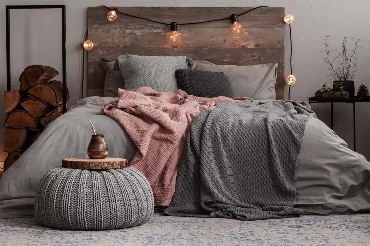 Camera da letto accogliente con biancheria tortora e rosa cipria. Abbinamenti tortora colori pareti camera da letto: un'ispirazione naturale.