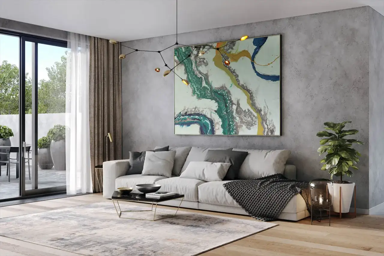 Un soggiorno moderno con un grande quadro astratto appeso in modo originale sopra un divano bianco.