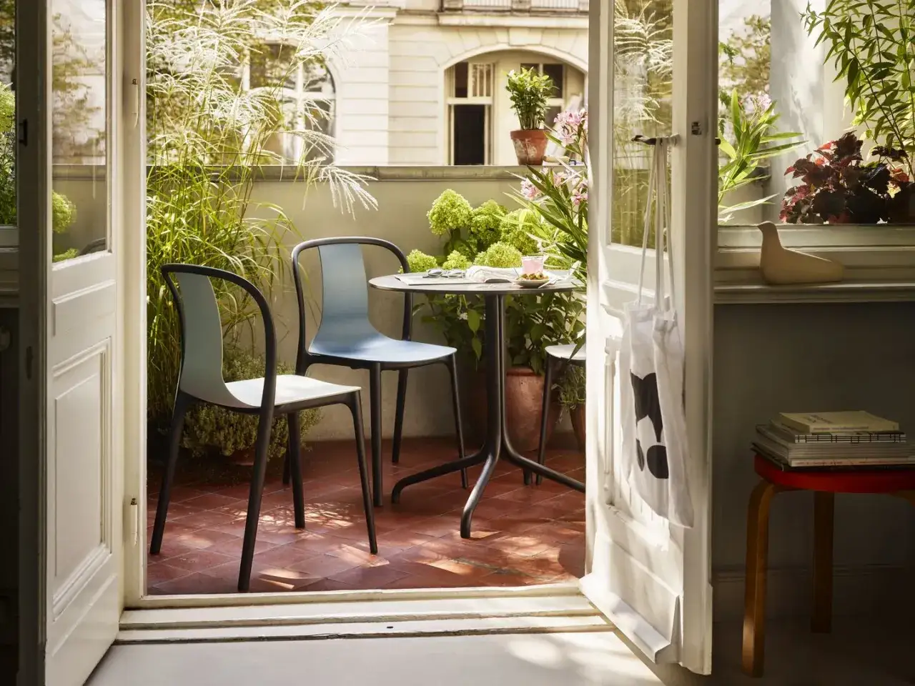 Un angolo relax con sedie colorate e piante rigogliose, un'ispirazione per le tue idee balcone.
